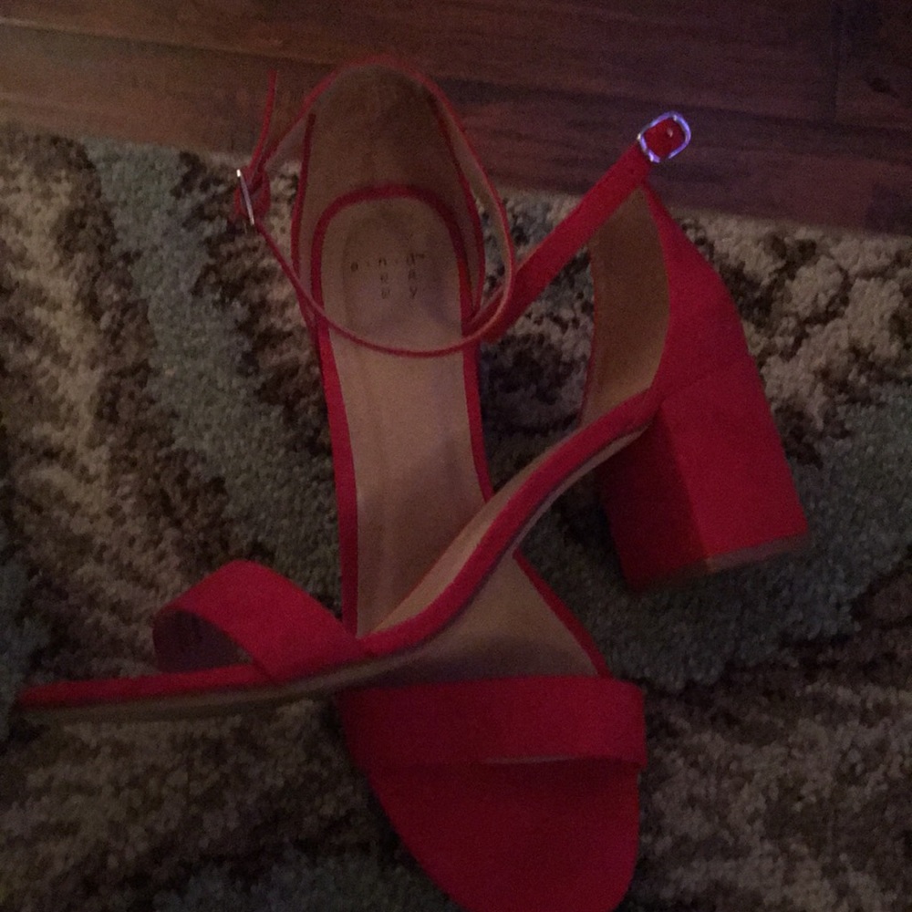 Red ankle strap box heels 👠